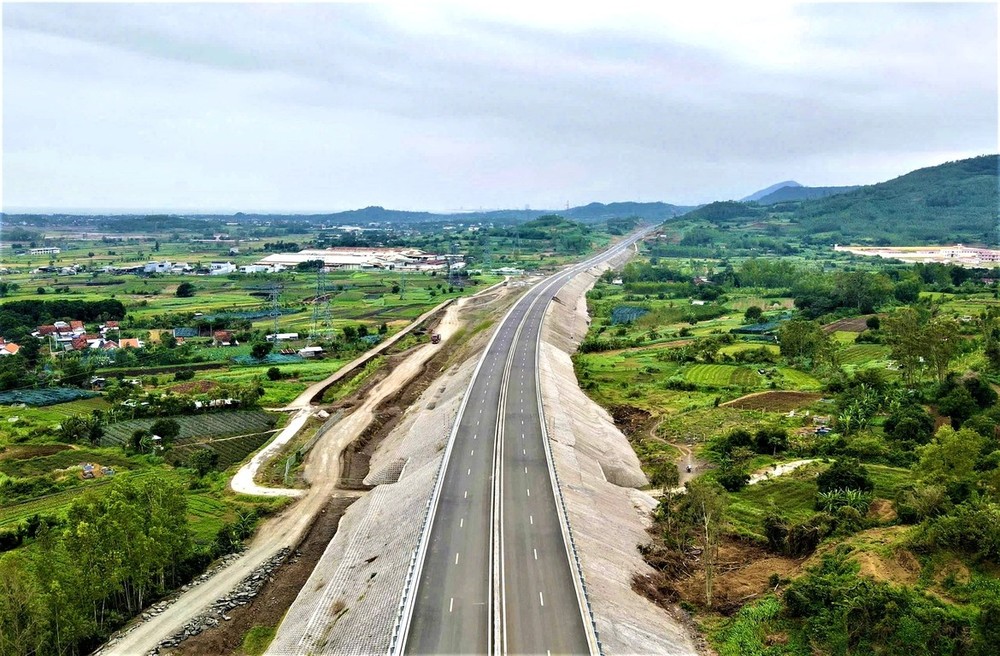 4月30日晚上11时，志盛-云峰24公里高速公路正式通车。