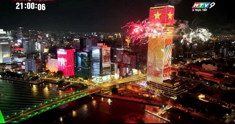 照亮胡志明市夜空的璀璨夺目烟火。