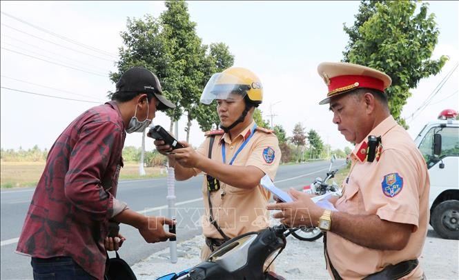 安江省交警对驾驶员进行酒精检测。