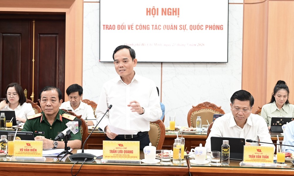胡志明市市委书记陈留光发表讲话。