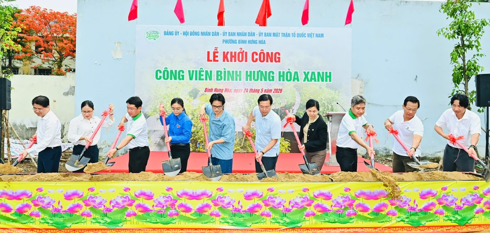  胡志明市领导与平兴和坊人委会领导共同举行平兴和绿色公园项目动工仪式。