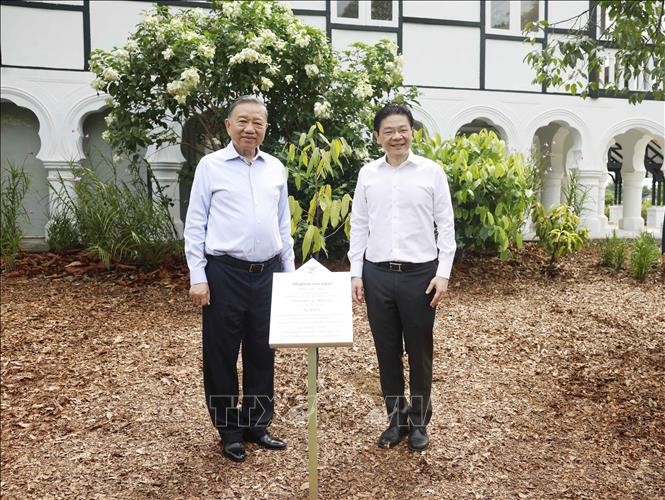 新加坡总理黄循财与党中央总书记、国家主席苏林在两国部分代表的见证下共同植树。
