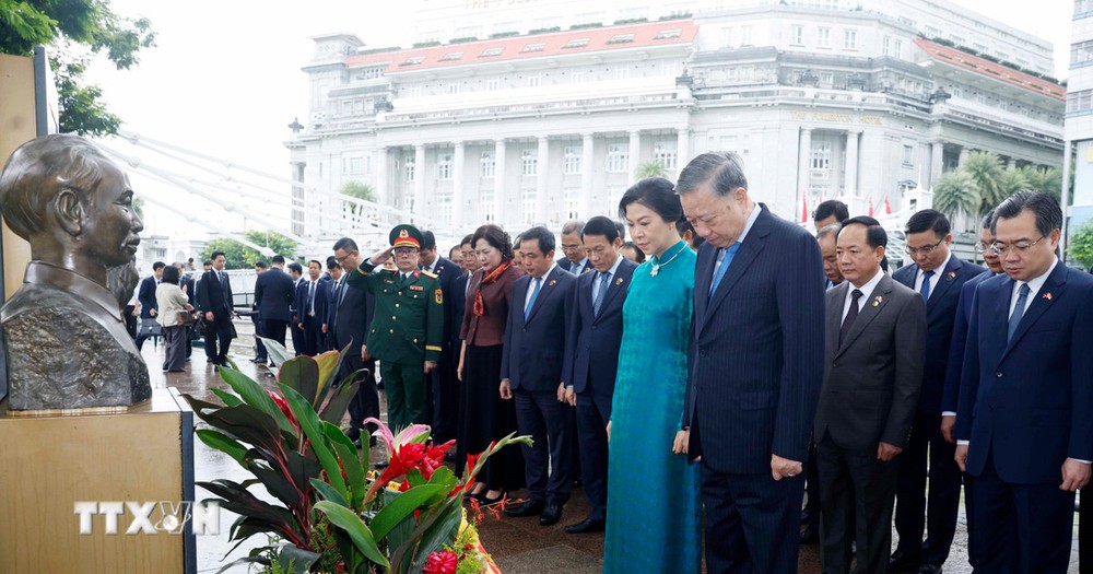 越南党中央总书记、国家主席苏林前往位于新加坡亚洲文明博物馆园区内的胡志明主席雕像和纪念碑敬献花圈。图自越通社
