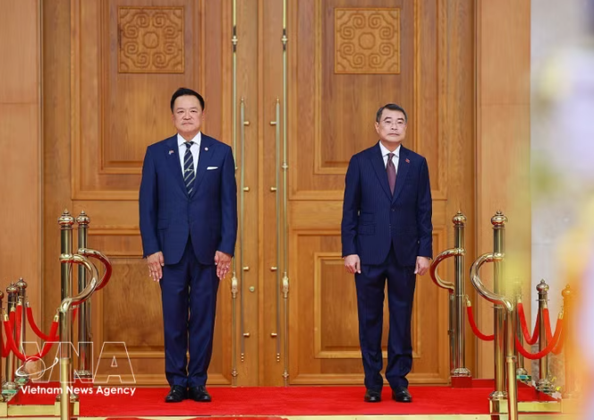 越南政府总理黎明兴主持仪式欢迎泰国总理阿努廷。
