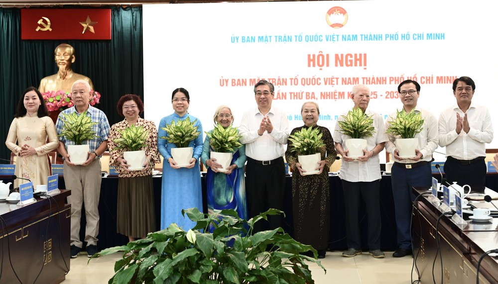 胡志明市市委副书记、市越南祖国阵线委员会主席阮福禄与市越南祖国阵线委员会领导向第一届胡志明市越南祖国阵线委员会委员赠送绿植（其中有市各少数民族文学艺术协会常务副主席张四妹）。
