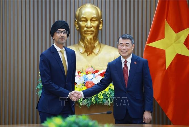 越南政府总理黎明兴会见新加坡驻越南大使拉杰帕尔•辛格。图自越通社