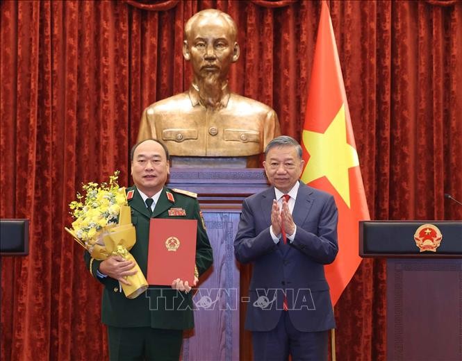 越南党中央总书记、国家主席苏林向黎光道授予上将军衔。 图自越通社