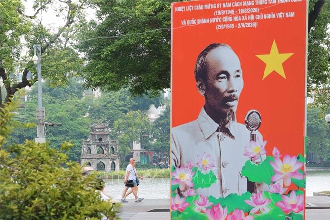 河内还剑湖周围装潢的国庆81周年庆祝海报。 图：越通社