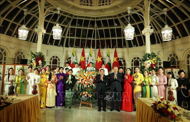 越南党中央总书记、国家主席苏林与夫人吴芳璃在河内设宴，隆重欢迎缅甸总统吴敏昂莱及夫人杜久久拉对越南进行正式访问。 图自越通社