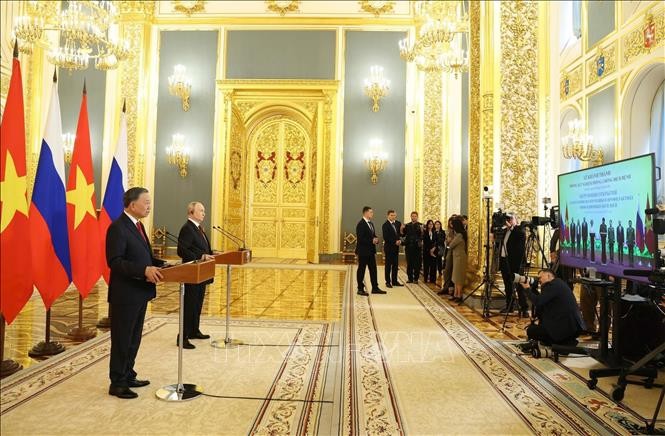 总书记、国家主席苏林和俄罗斯总统普京以视频连线方式出席越俄热带中心新实验室揭牌仪式。图自越通社