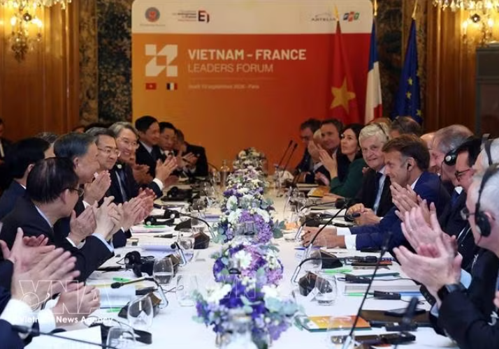 越南党中央总书记、国家主席苏林与法国总统马克龙会见两国部分顶尖集团及企业领导人。图自越通社