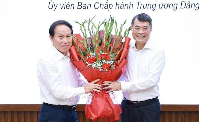 vna_potal_thu_tuong_trao_doi_chuyen_de_ve_phat_trien_nhanh_ben_vung_va_tang_truong_hai_con_so_voi_cac_uy_vien_trung_uong_dang_stand (1).jpg