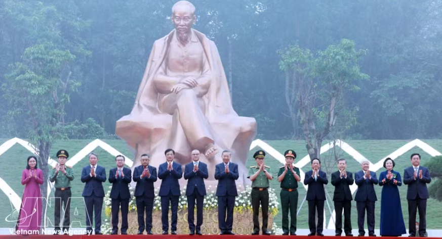 党中央总书记、国家主席苏林和各位代表出席“胡志明主席与祖国山河盛会”塑像落成仪式。图自越通社