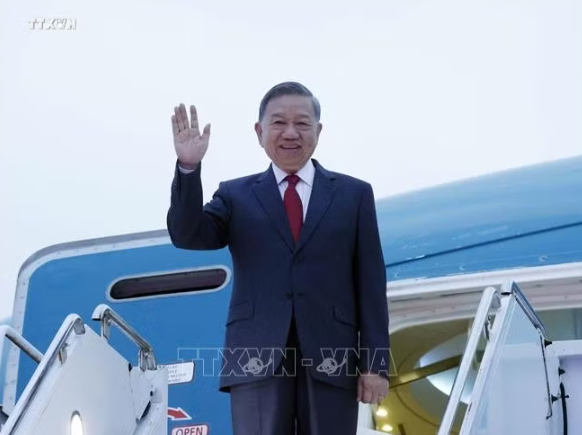 苏林总书记、国家主席抵达纽约出席第81届联合国大会一般性辩论。 图自越通社
