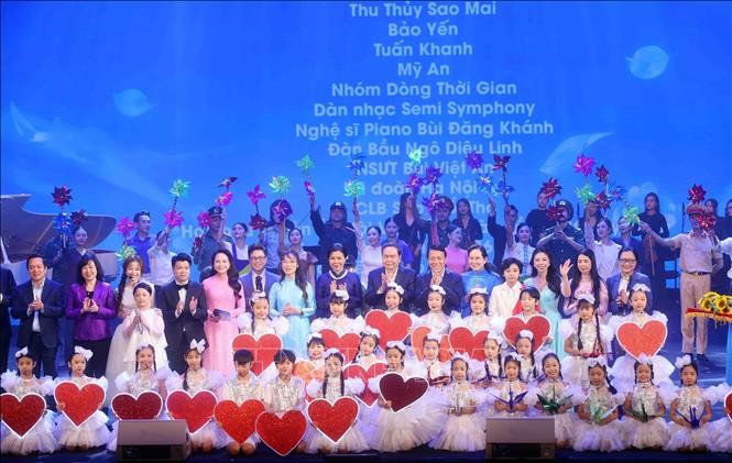 越南国会主席陈青敏出席“连接爱心”活动。图自越通社