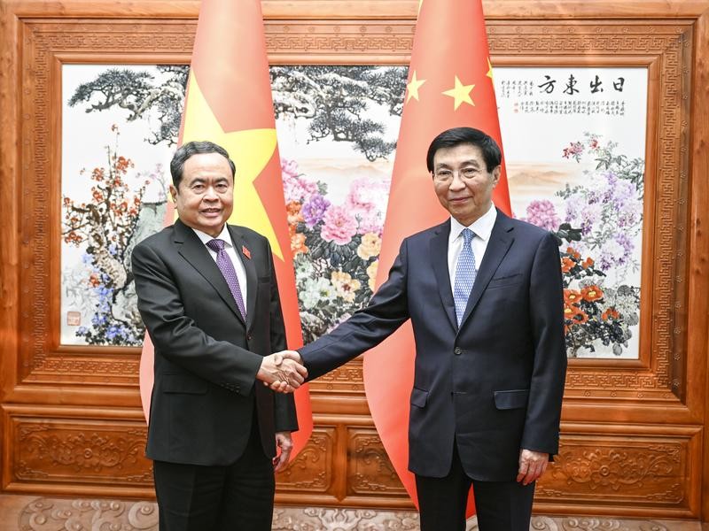 越南国会主席陈青敏与中国全国政协主席王沪宁。图新华社