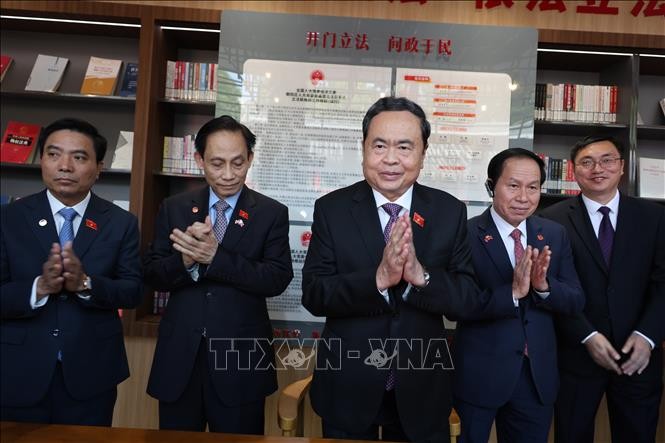 vna_potal_chu_tich_quoc_hoi_tran_thanh_man_tham_mo_hinh_lap_phap_o_bac_kinh_trung_quoc_stand.jpg