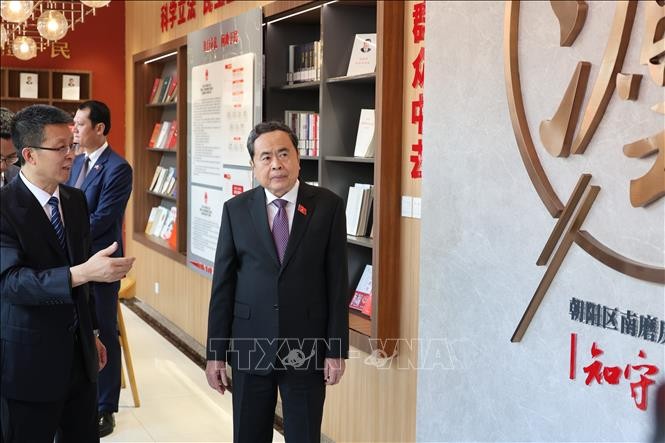 越南国会主席陈青敏和越南高级代表团前往朝阳区南磨房立法联络站参观考察。图自越通社