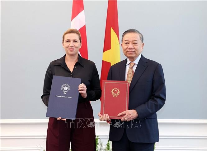 苏林总书记、国家主席与梅特·弗雷泽里克森首相共同见证了两国各部委、机构和企业的合作文件交换仪式。图自越通社