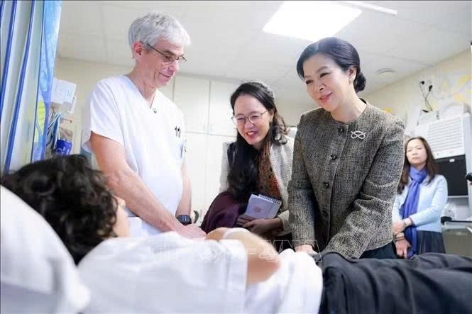 越南党中央总书记、国家主席夫人吴芳璃夫人走访比利时儿童大学医院。图自越通社