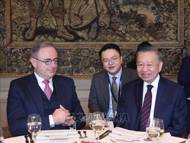 小范围会见结束后，越南党中央总书记、国家主席苏林出席比利时首相巴尔特•德•韦弗举行的会谈及招待会。图自越通社
