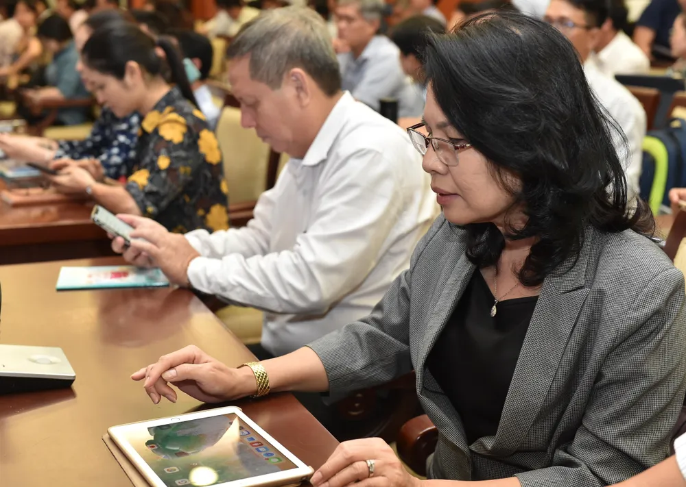 Kỳ họp HĐND TPHCM đầu tiên ứng dụng “không giấy” ảnh 3