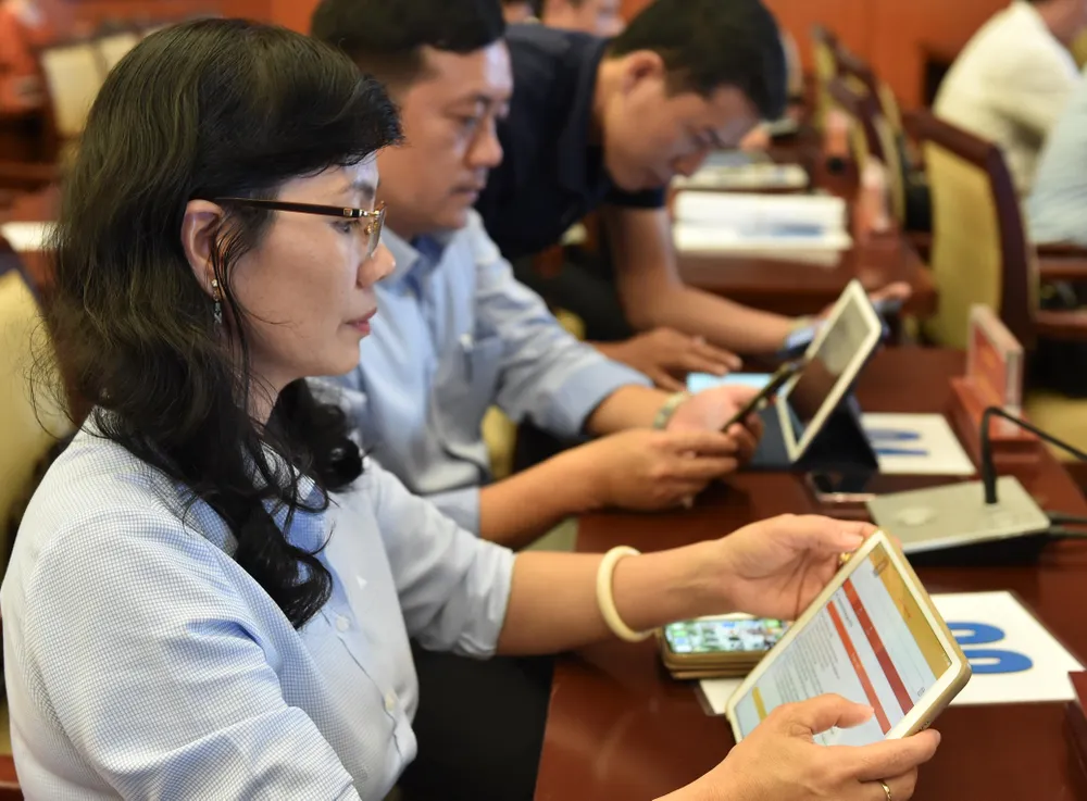 Kỳ họp HĐND TPHCM đầu tiên ứng dụng “không giấy” ảnh 1