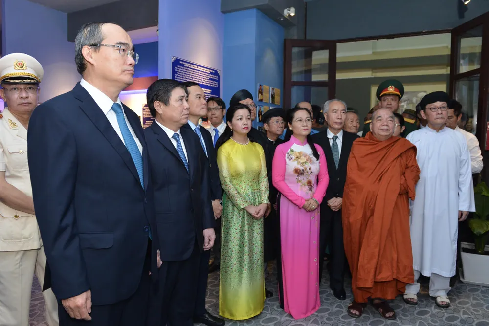 Lãnh đạo TPHCM dâng hương tưởng nhớ Chủ tịch Tôn Đức Thắng ảnh 3