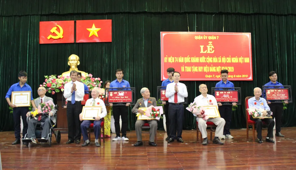 Quận 7 trao huy hiệu Đảng cho 132 đồng chí ảnh 3