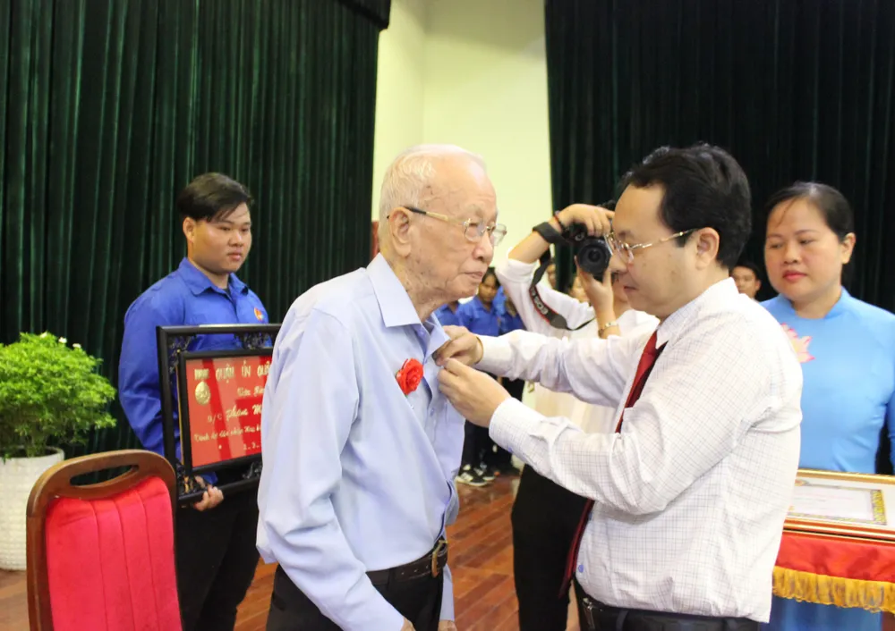 Quận 7 trao huy hiệu Đảng cho 132 đồng chí ảnh 2