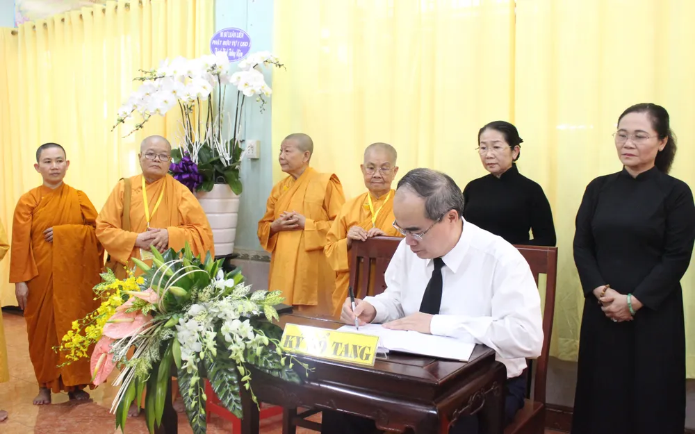 Lãnh đạo TPHCM viếng Ni trưởng Thích nữ Ngoạt Liên ảnh 2