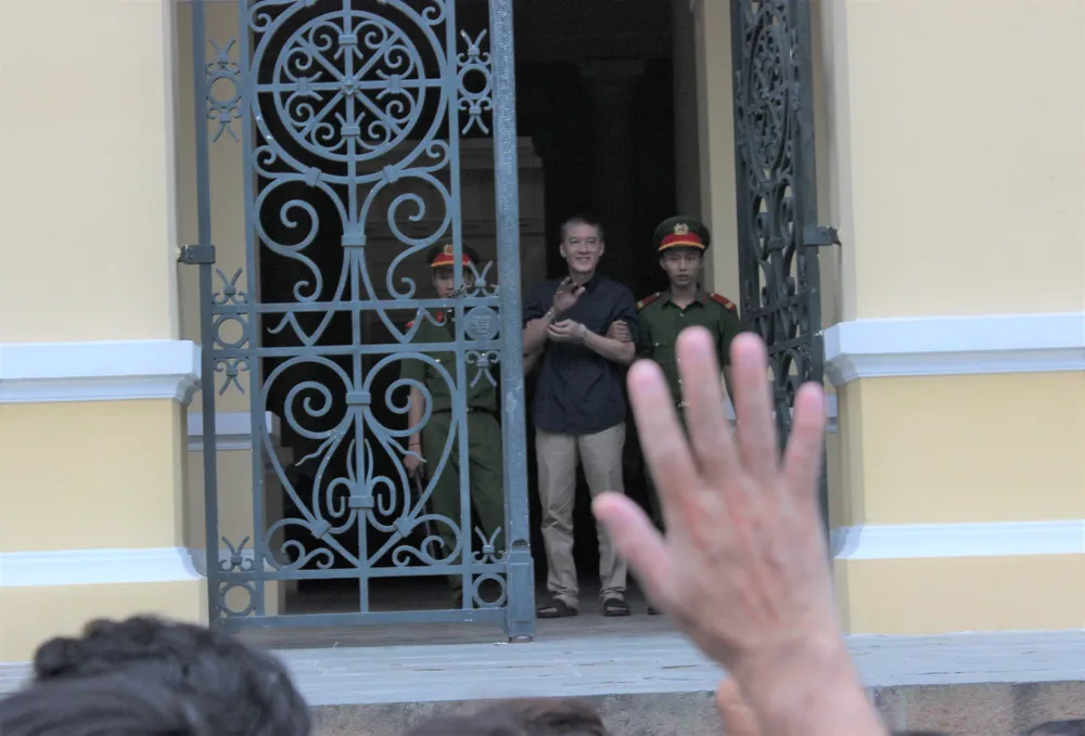 Lừa Vũ "nhôm" làm quốc tịch Mỹ, lãnh án 8 và 12 năm tù ảnh 2