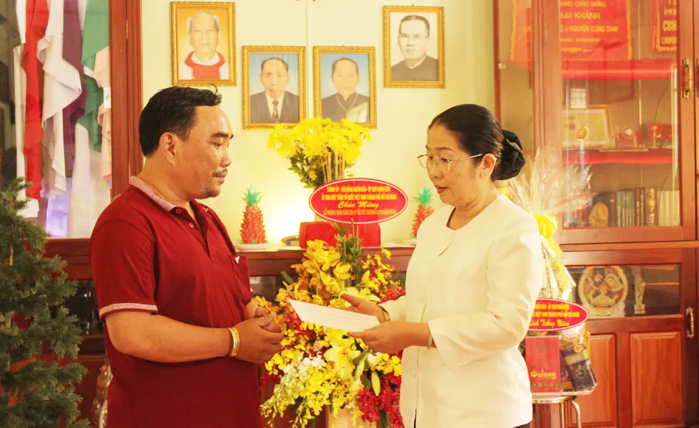 Phó Bí thư Thành ủy TPHCM Võ Thị Dung thăm hỏi gia đình cố Linh mục Nguyễn Công Danh. Ảnh: MAI HOA