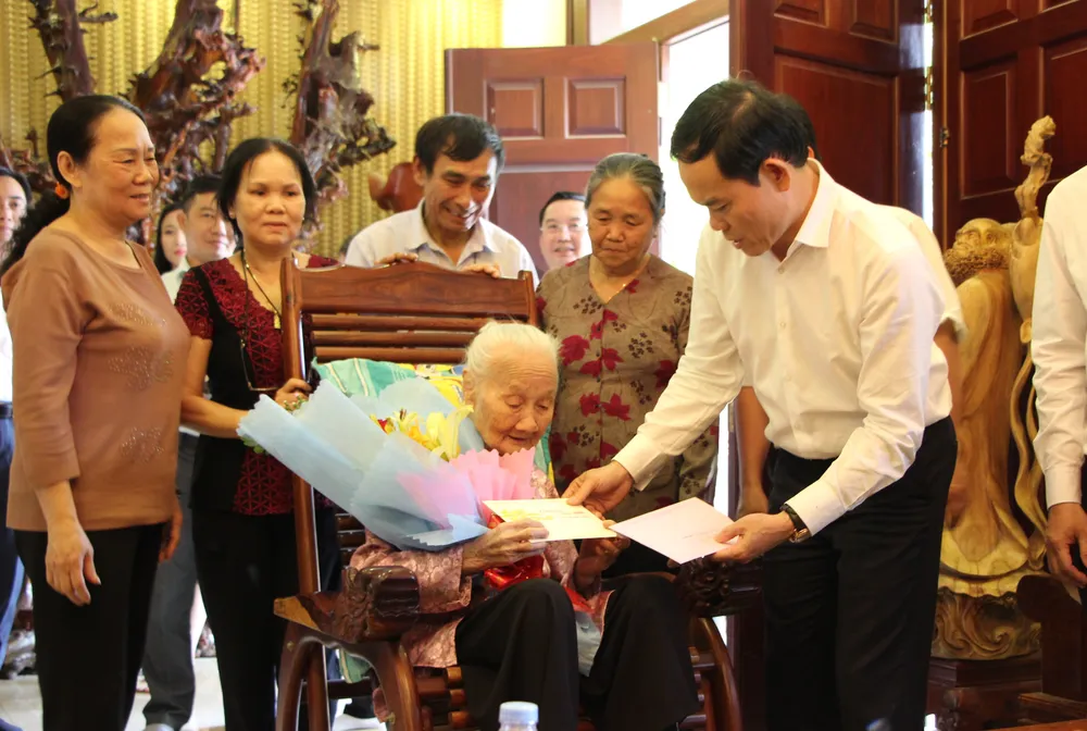 Lãnh đạo Thành ủy TPHCM thăm, chúc tết các đơn vị, doanh nghiệp, cá nhân trên địa bàn thành phố ảnh 6