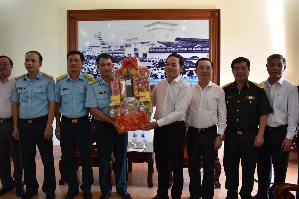 Lãnh đạo Thành ủy TPHCM thăm, chúc tết các đơn vị, doanh nghiệp, cá nhân trên địa bàn thành phố ảnh 5