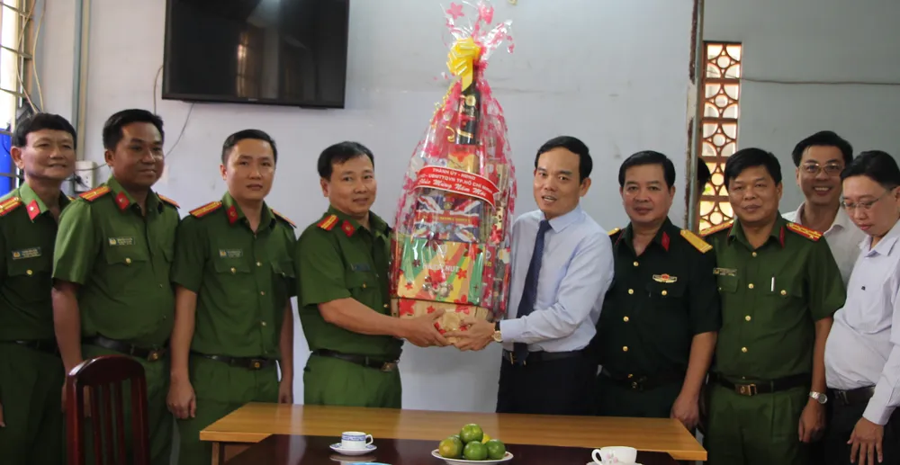 Lãnh đạo TPHCM thăm, chúc Tết các đơn vị, cá nhân ảnh 2