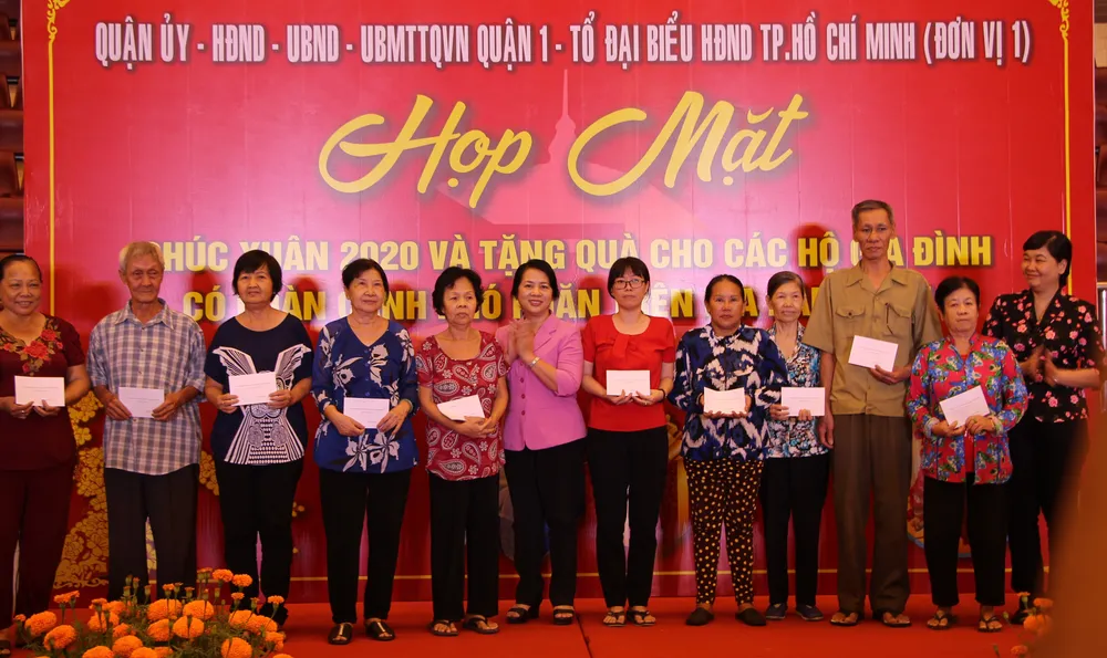 Lãnh đạo quận 1 dùng bữa cơm ngày cuối năm cùng người dân khó khăn ảnh 3