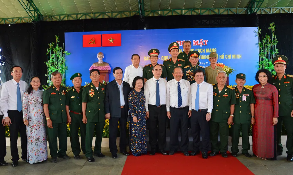 Các đại biểu chụp ảnh lưu niệm. Ảnh: VIỆT DŨNG