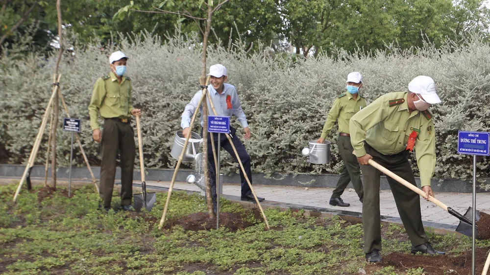 Huyện Nhà Bè trồng hơn 2.300 cây xanh mừng sinh nhật Bác ảnh 5