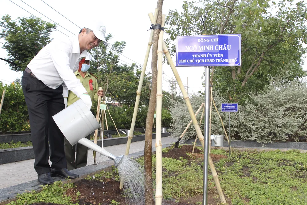 Huyện Nhà Bè trồng hơn 2.300 cây xanh mừng sinh nhật Bác ảnh 4