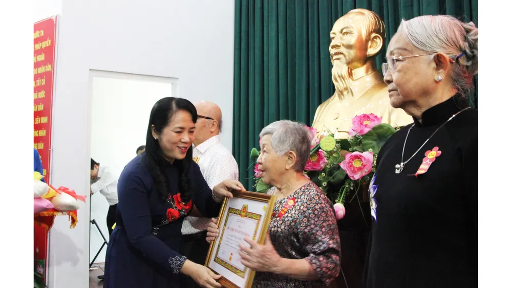 Quận ủy quận 1 trao Huy hiệu Đảng đợt 19-5 cho 140 đảng viên  ảnh 1