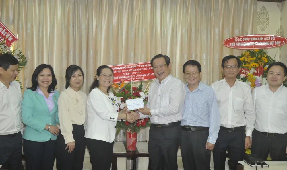 Lãnh đạo TPHCM thăm Báo SGGP và các cơ quan báo chí ảnh 5