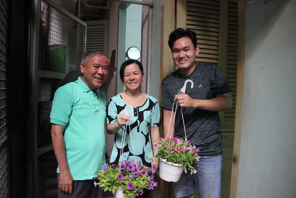 Quận 5 ra quân dọn vệ sinh, trồng cây, tặng cây cho người dân ảnh 4