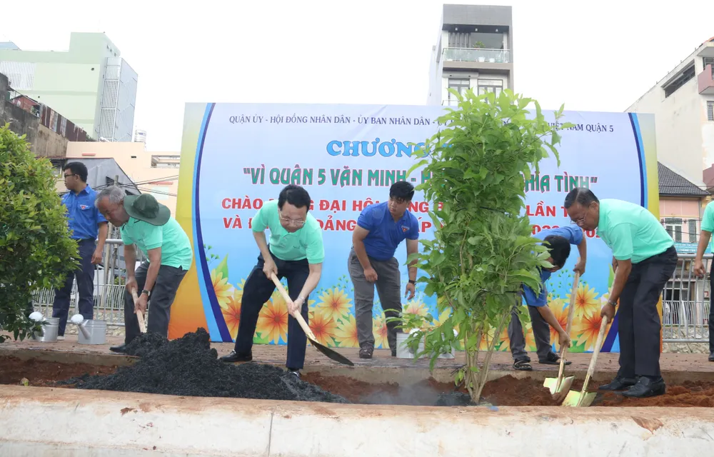 Quận 5 ra quân dọn vệ sinh, trồng cây, tặng cây cho người dân ảnh 2