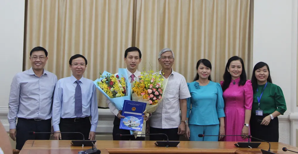 Phê chuẩn kết quả bầu Chủ tịch UBND quận 10 ảnh 1