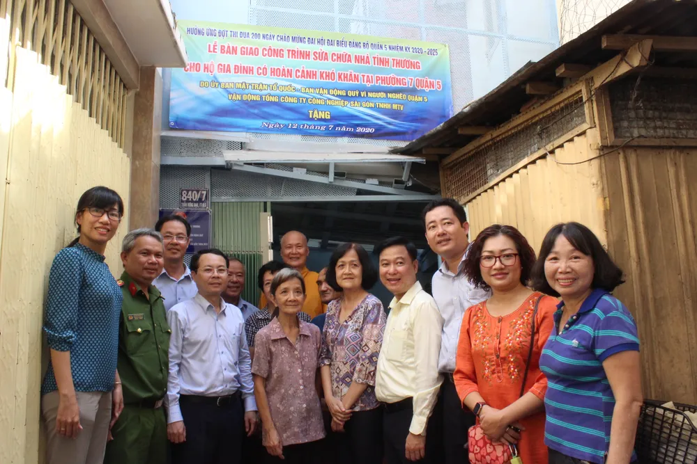 Quận 5 tặng máy may, xe máy, sửa nhà cho các hộ khó khăn