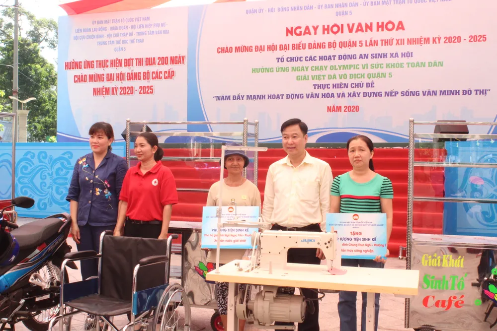 Quận 5 tặng máy may, xe máy, sửa nhà cho các hộ khó khăn ảnh 4