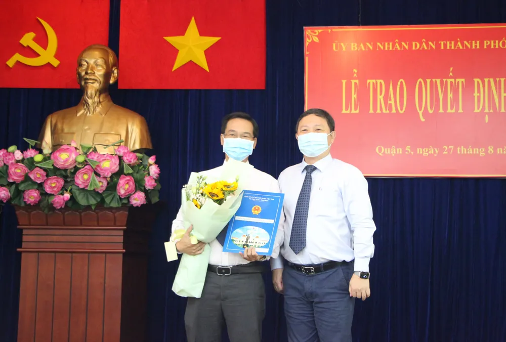 Phê chuẩn kết quả bầu hai Phó Chủ tịch UBND quận 5 ảnh 2