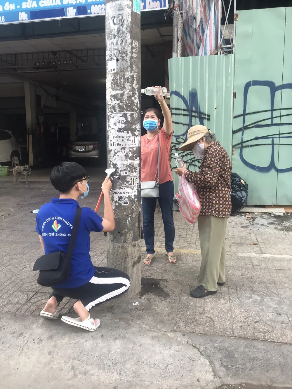 Cao điểm thi đua 200 ngày, quận 5 tổng vệ sinh, cải tạo chung cư, sửa nhà, tặng cây cho người dân  ảnh 9