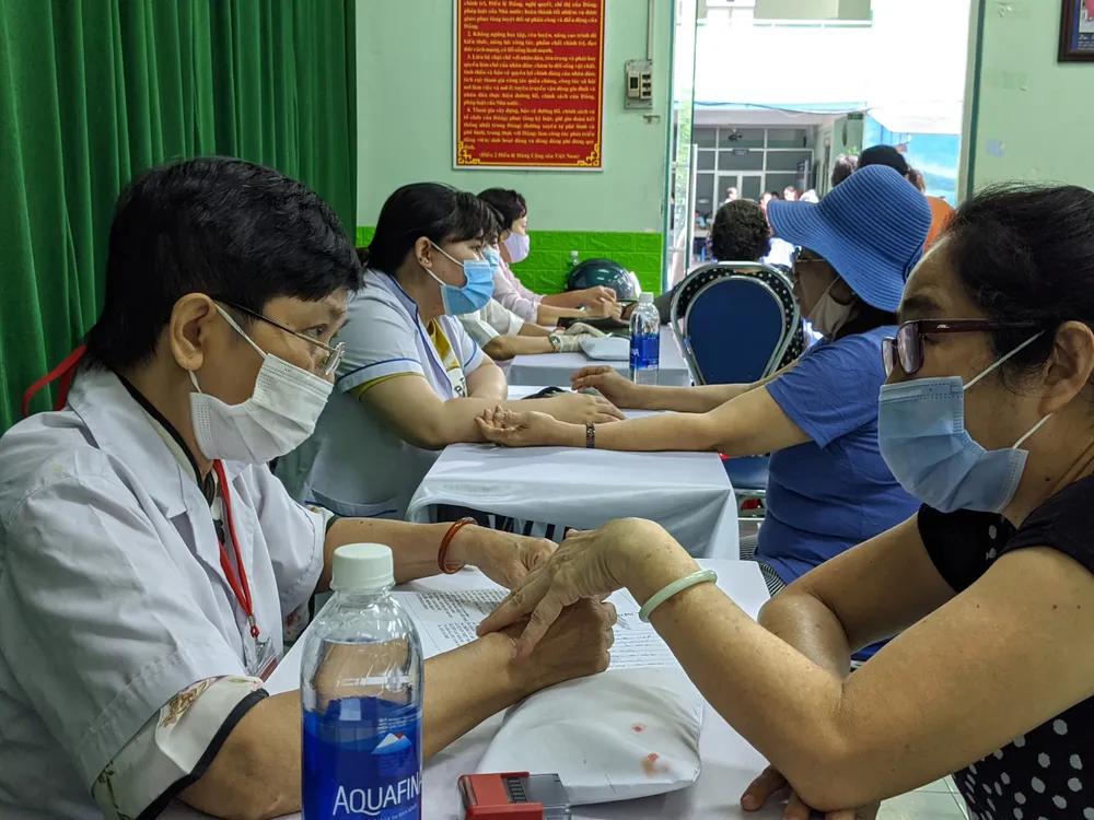 Cao điểm thi đua 200 ngày, quận 5 tổng vệ sinh, cải tạo chung cư, sửa nhà, tặng cây cho người dân  ảnh 7